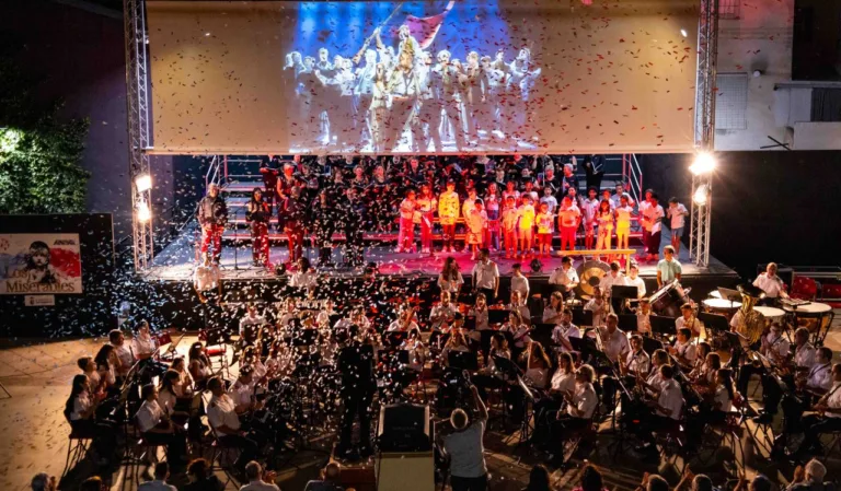 Calasparra vive una noche inolvidable con el concierto de “Los Miserables”