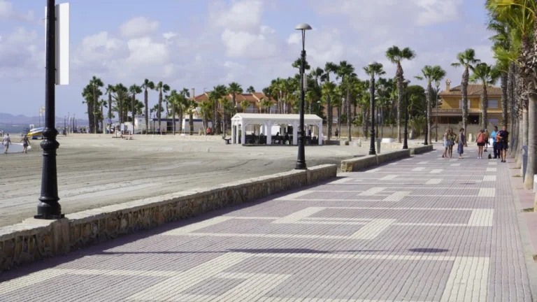 Los Alcázares inicia el primer tramo del carril bici en el Paseo Marítimo con financiación europea