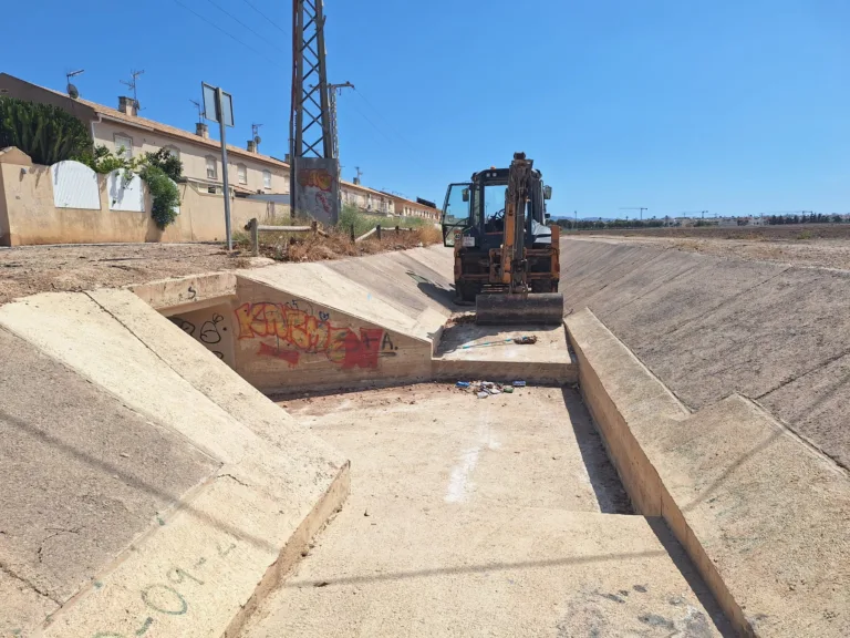 Los Alcázares refuerza la limpieza de pluviales y canales para prevenir inundaciones