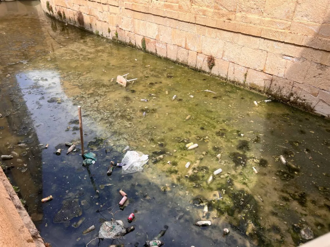 Huermur denuncia insalubridad del canal de los Molinos del Río