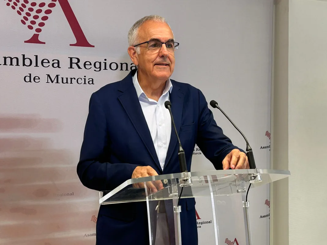 Martínez Baños: “Este es el séptimo intento del Gobierno regional de simplificar trámites y siempre fracasa” Martínez Baños: “Este es el séptimo intento del Gobierno regional de simplificar trámites y siempre fracasa”