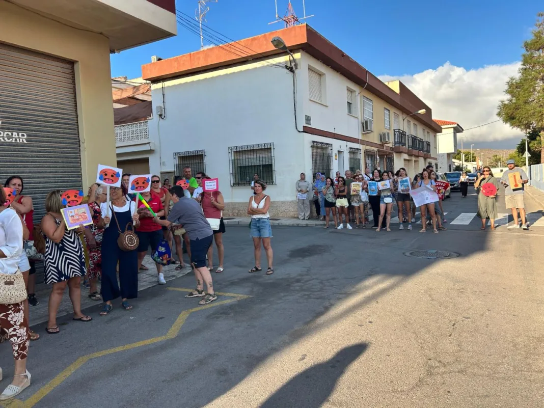 El PSOE exige a la alcaldesa Arroyo soluciones urgentes al calor extremo en colegios e institutos de Cartagena El PSOE exige a la alcaldesa Arroyo soluciones urgentes al calor extremo en colegios e institutos de Cartagena