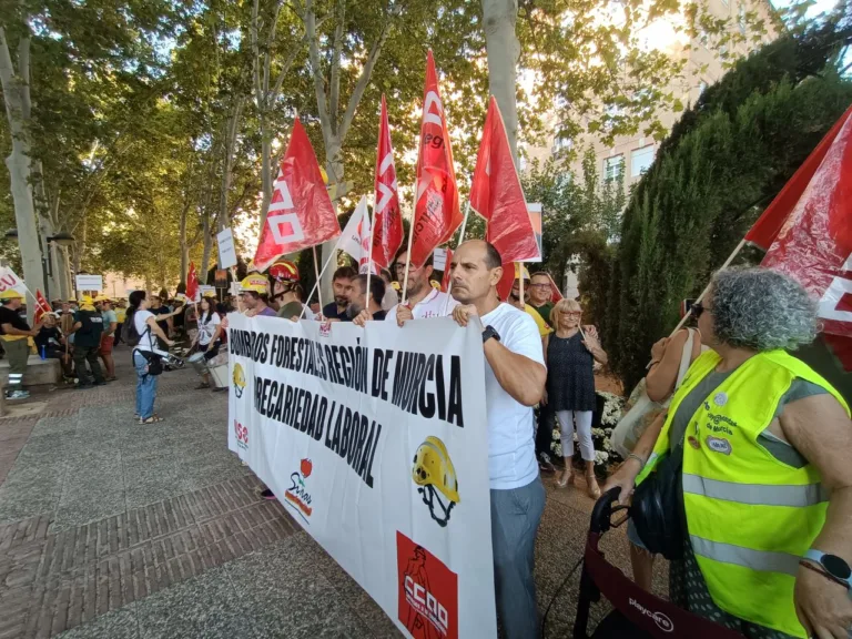 Bomberos forestales vuelven a las calles: tercera jornada de protesta contra la precariedad