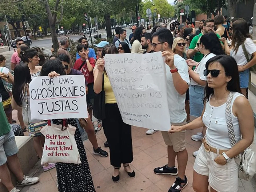 CCOO Enseñanza valora positivamente el cambio de actitud de la Consejería de Educación respecto a las oposiciones docentes CCOO Enseñanza valora positivamente el cambio de actitud de la Consejería de Educación respecto a las oposiciones docentes