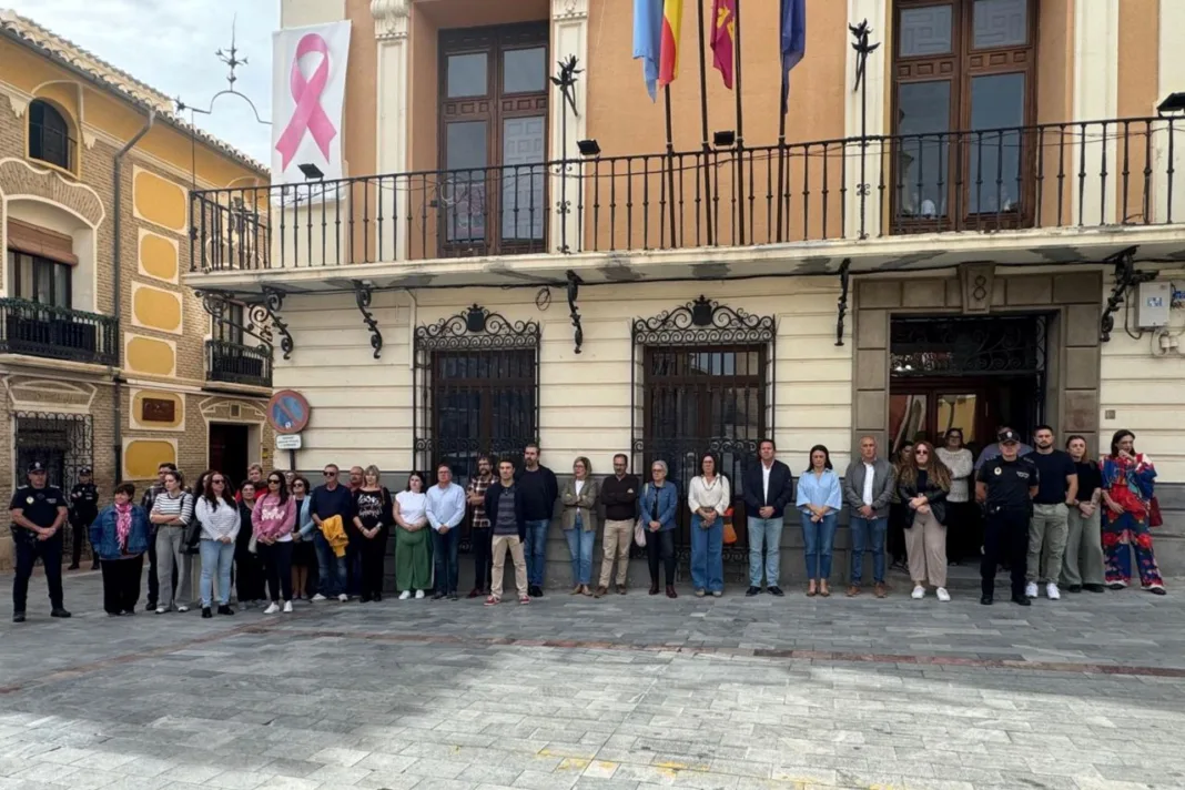 El Ayuntamiento reitera su compromiso con la igualdad y la lucha contra la violencia de género, sumándose al clamor regional contra esta lacra El Ayuntamiento reitera su compromiso con la igualdad y la lucha contra la violencia de género, sumándose al clamor regional contra esta lacra