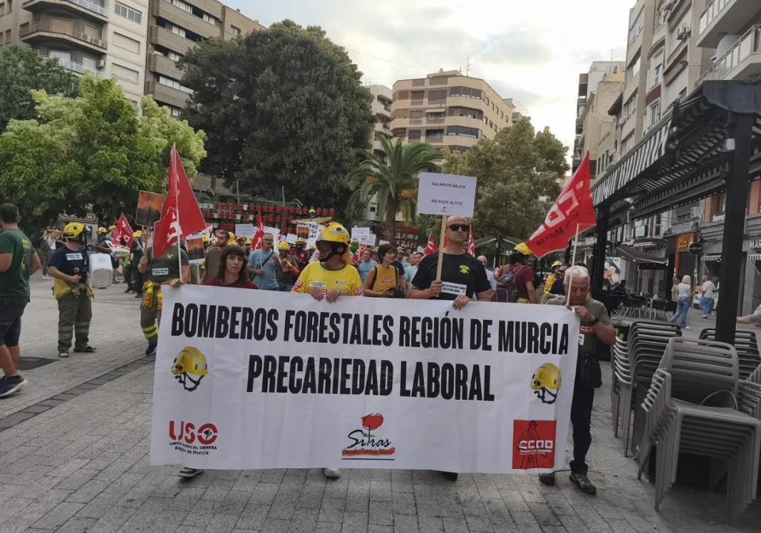 Las Brigadas Forestales vuelven a las calles para exigir condiciones laborales dignas en la Región de Murcia Las Brigadas Forestales vuelven a las calles para exigir condiciones laborales dignas en la Región de Murcia