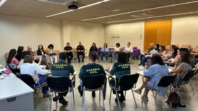 Instituciones y entidades sociales de Alhama de Murcia analizan nuevas medidas contra la violencia de género Instituciones y entidades sociales de Alhama de Murcia analizan nuevas medidas contra la violencia de género