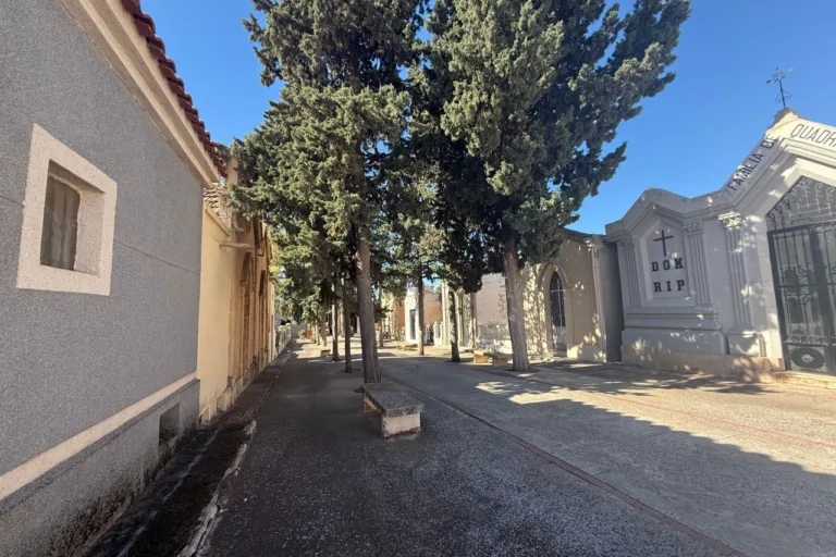 El Ayuntamiento de Mula refuerza el mantenimiento del Cementerio Municipal ante el Día de Todos los Santos