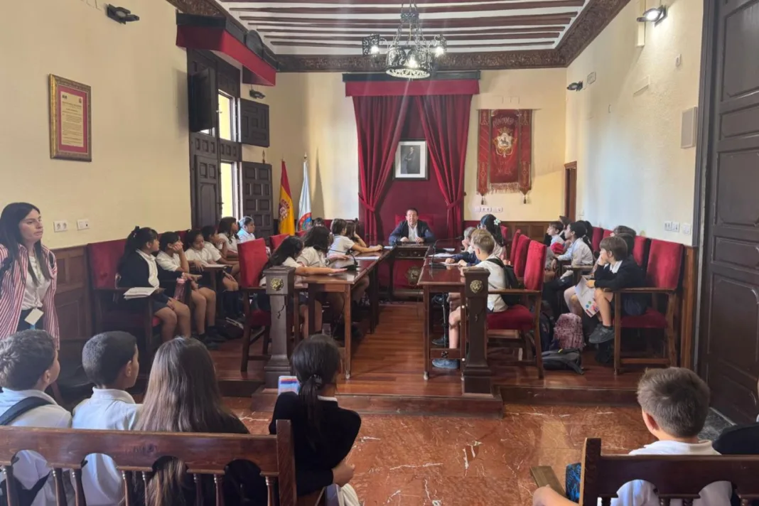 El alcalde de Mula recibe al alumnado del Colegio Cristo Crucificado para explicarles el funcionamiento del Ayuntamiento El alcalde de Mula recibe al alumnado del Colegio Cristo Crucificado para explicarles el funcionamiento del Ayuntamiento