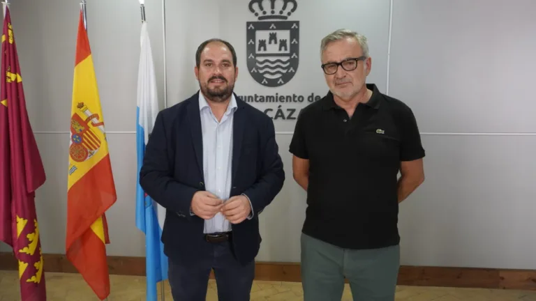 Los Alcázares distingue con el Premio Al-Kázar a la Junta Local de la AECC por su labor solidaria