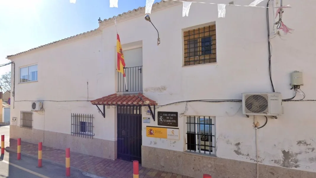 FACHADA GCVIL ZARZILLA El PSOE de Lorca celebra que el cuartel de la Guardia Civil de Zarcilla de Ramos siga operativo y exige un plan urgente para acabar con los atrasos en mamografías