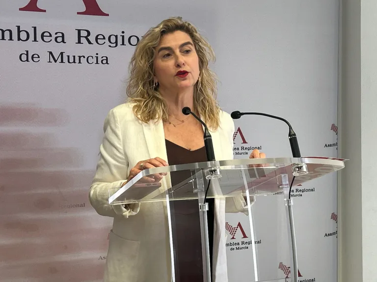 Carmina Fernández: “Ante la inacción de López Miras, el Gobierno de España es el único que actúa para salvar el Mar Menor”