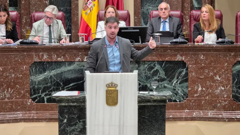 El PSOE acusa a López Miras de convertir el decreto de vivienda en un negocio para constructores