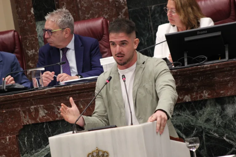 Miguel Ortega: “López Miras pone en circulación autobuses que arden”