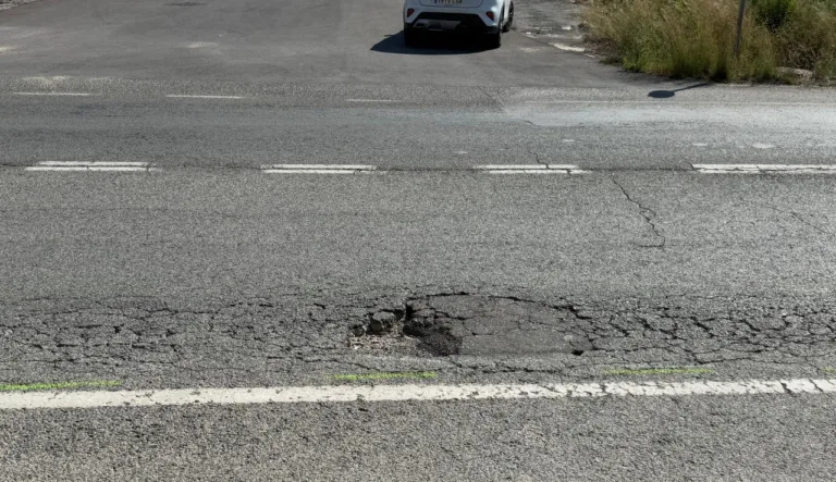 El PSOE denuncia que la desidia del PP en el mantenimiento de la vía pública pone en peligro la vida de los vecinos