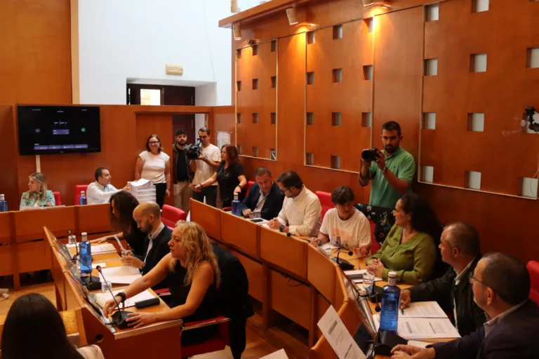 El PSOE denuncia recortes en limpieza y sanidad mientras logra mejoras viales en La Viña