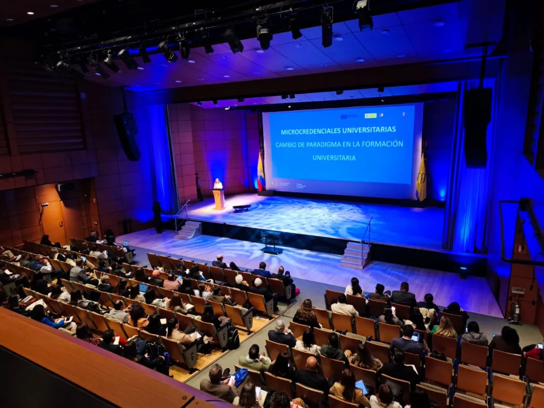 La Universidad de Murcia presenta en Colombia su modelo de microcredenciales universitarias como referente internacional de formación continua La Universidad de Murcia presenta en Colombia su modelo de microcredenciales universitarias como referente internacional de formación continua