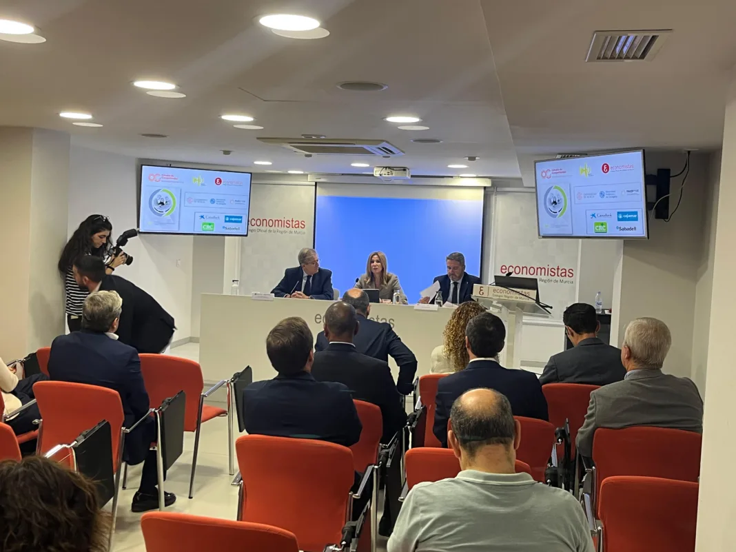 Ocho de cada diez pymes murcianas consideran esencial crecer para competir en los mercados globales Ocho de cada diez pymes murcianas consideran esencial crecer para competir en los mercados globales