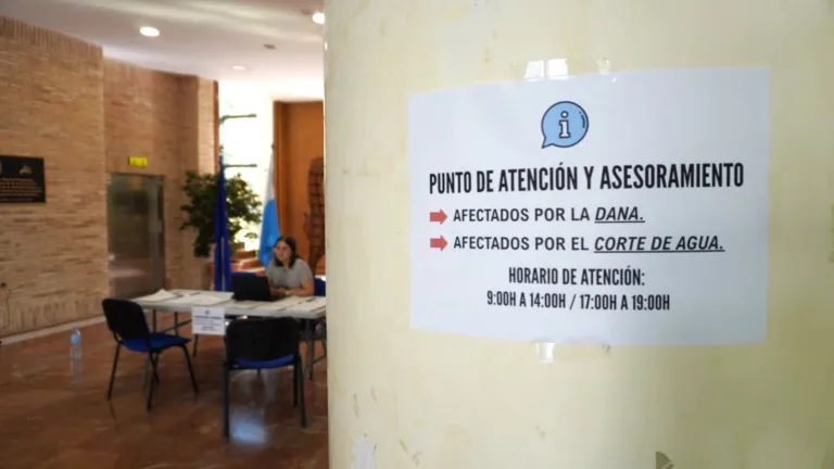 Los Alcázares habilita un punto de información y asesoramiento para afectados por la DANA ‘Alice’ y el corte de agua potable