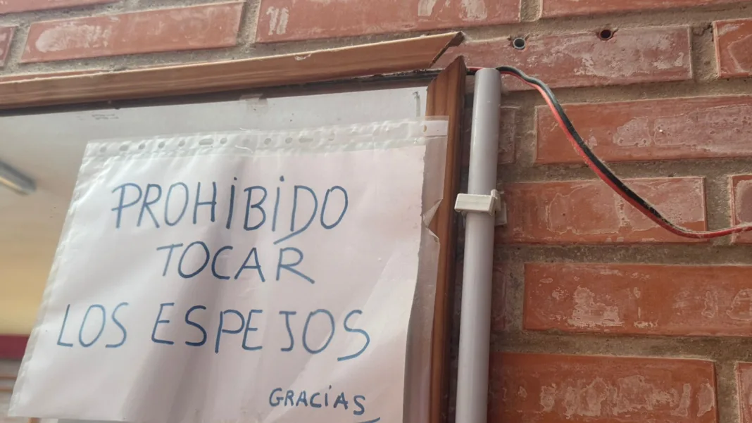 Los socialistas exigen su remodelación urgente tras constatar el deterioro de las instalaciones ofrecidas a los vecinos de Los Alcázares durante el corte de agua por la DANA Los socialistas exigen su remodelación urgente tras constatar el deterioro de las instalaciones ofrecidas a los vecinos de Los Alcázares durante el corte de agua por la DANA