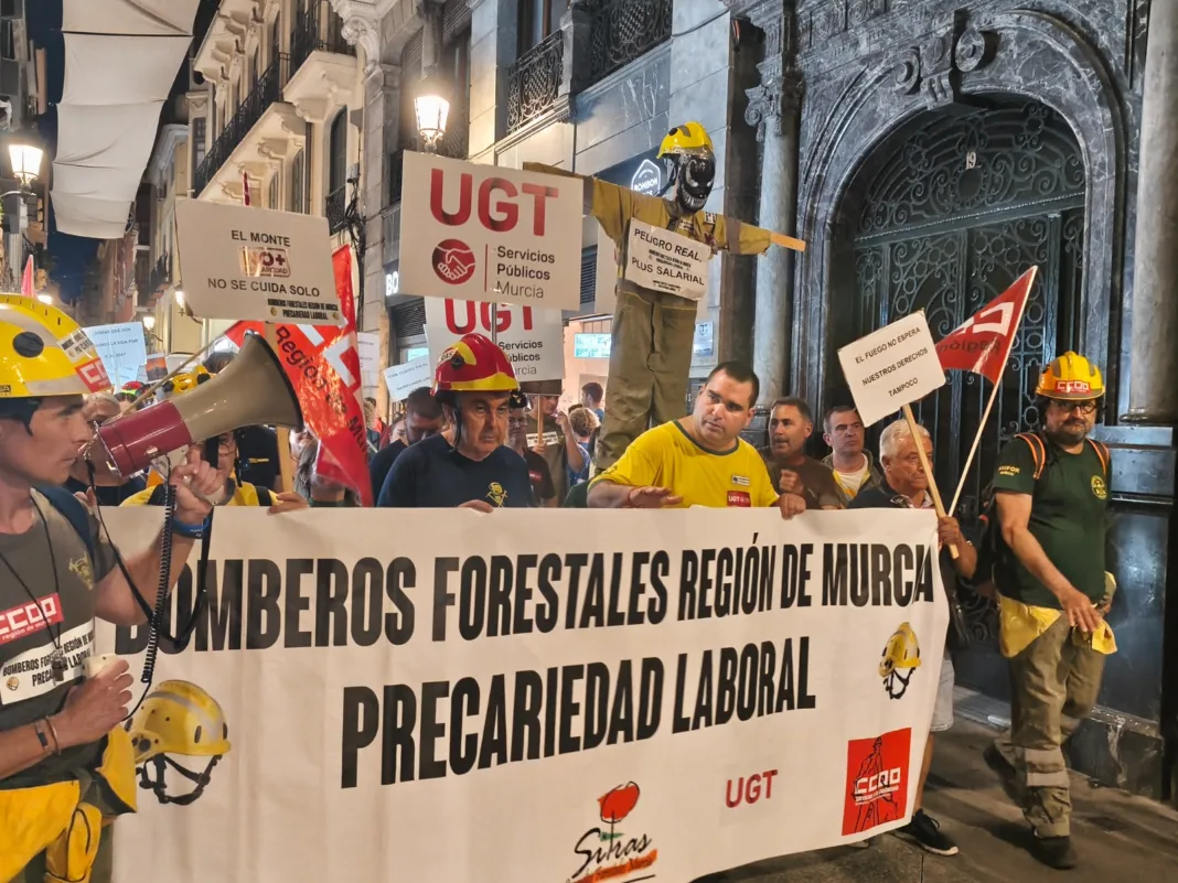 Las Brigadas Forestales vuelven a las calles de Murcia para exigir mejoras laborales y el fin de la gestión privada del servicio Las Brigadas Forestales vuelven a las calles de Murcia para exigir mejoras laborales y el fin de la gestión privada del servicio