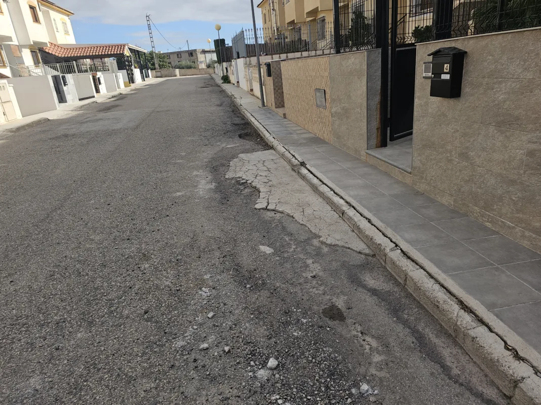 El PSOE denuncia el abandono del Barrio de la Iglesia en La Hoya, donde las filtraciones de agua amenazan la seguridad de 21 familias El PSOE denuncia el abandono del Barrio de la Iglesia en La Hoya, donde las filtraciones de agua amenazan la seguridad de 21 familias