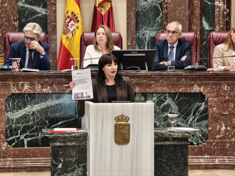 El PSOE logra que la Asamblea obligue al Gobierno regional a citar antes de fin de año a todas las mujeres pendientes de una mamografía