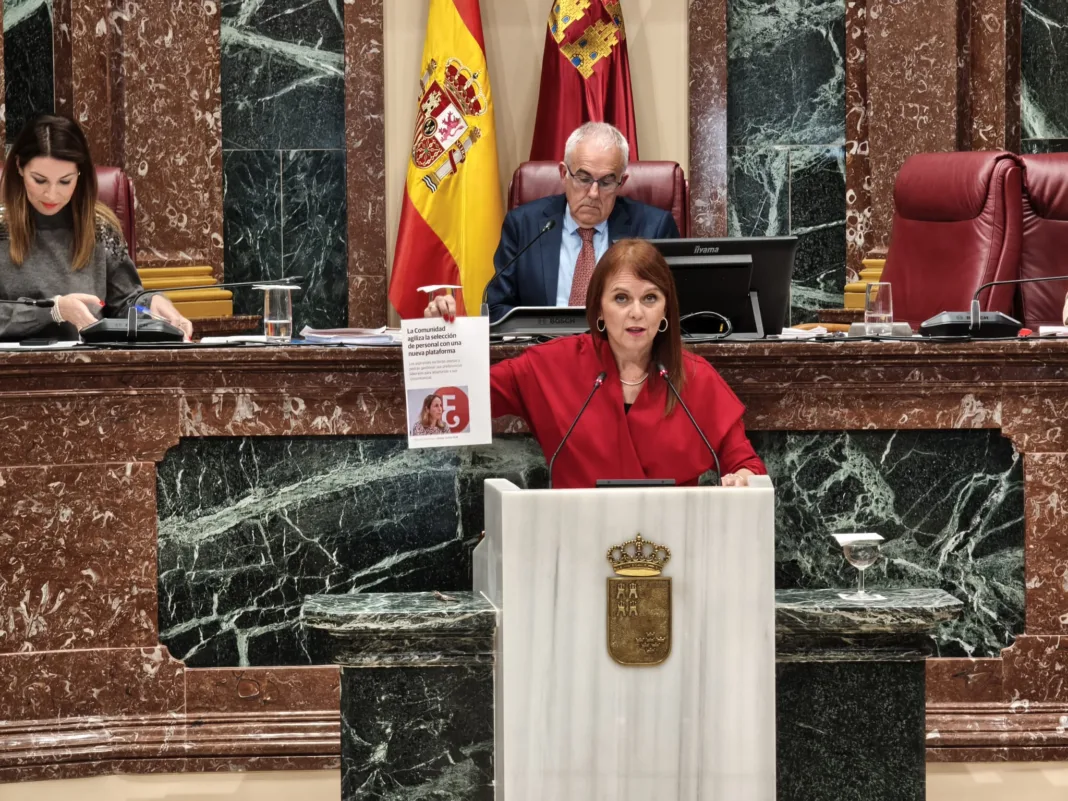25-11-27 Dolores Martínez El PSOE denuncia en la Asamblea el “maltrato institucional y de género” del Gobierno regional a las ATEs