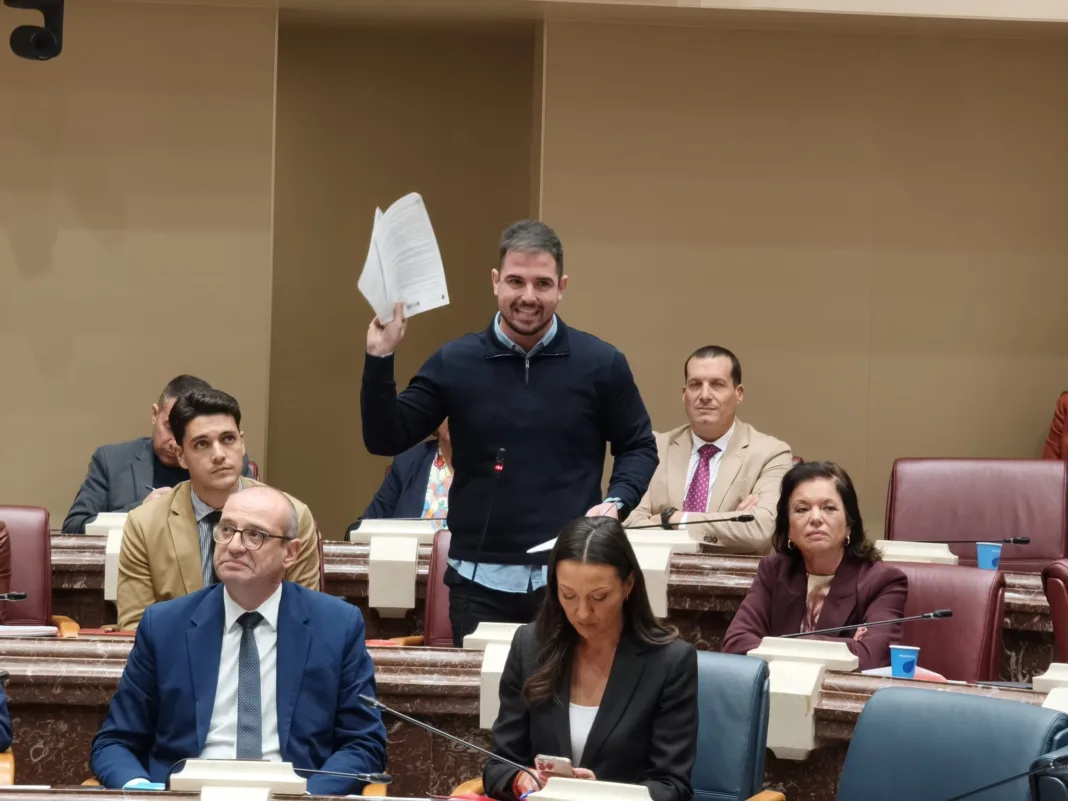 El PSOE exige la dimisión del consejero de Fomento por bloquear el Bono Alquiler Joven y amenaza con llevarlo a los tribunales