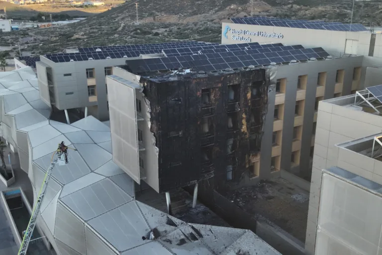 El PSOE exige un segundo acceso urgente al Hospital de Santa Lucía tras el colapso vivido durante el incendio