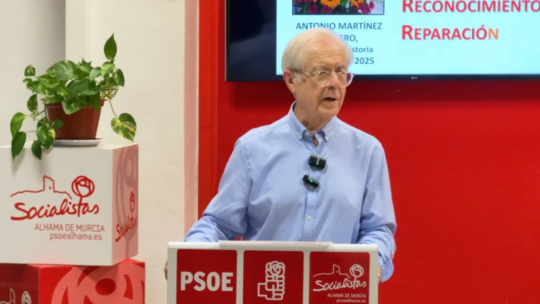 Antonio Martínez Ovejero Antonio Martínez Ovejero llena la Casa del Pueblo de Alhama con una conferencia sobre memoria democrática y el papel del municipio en la historia reciente