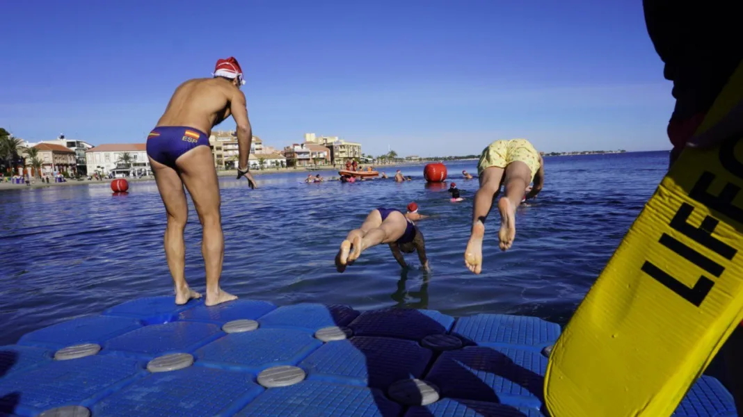Los Alcázares abre inscripciones para su tradicional Baño de Navidad el 21 de diciembre