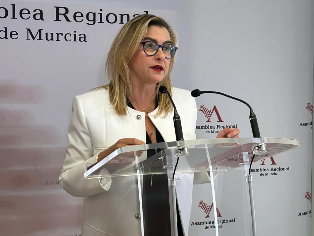 Carmina Fernández acusa a PP y Vox de convertir la comisión del AVE en “un circo” para tapar la corrupción del Partido Popular