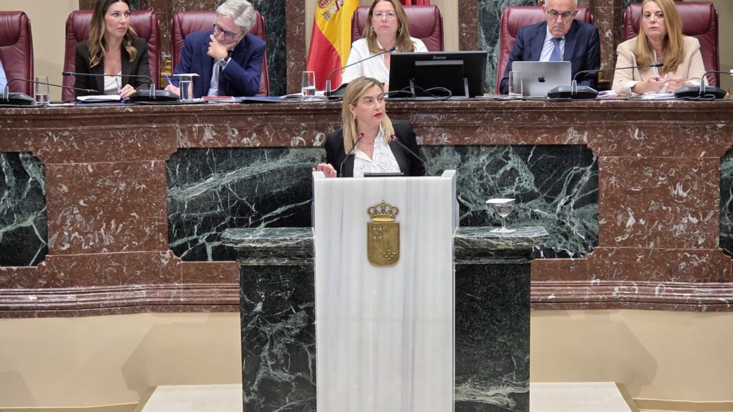 Carmina Fernández acusa a PP y Vox de “convertir a los menores inmigrantes en chivo expiatorio de su estrategia política y electoral”