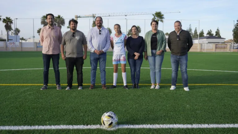 Los Alcázares estrena el nuevo campo de fútbol 11 del Complejo Deportivo La Torre y celebra el debut del Deportivo Marítimo
