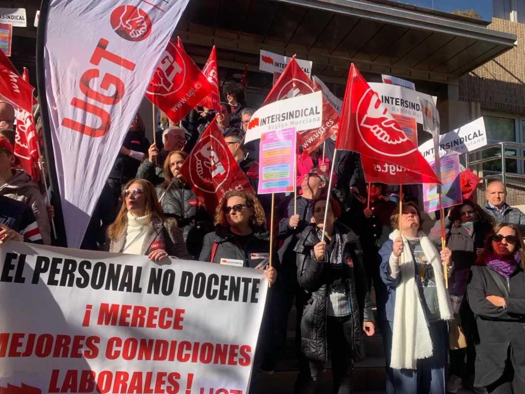 CCOO, Intersindical y UGT denuncian la precariedad del personal no docente y anuncian movilizaciones en Educación