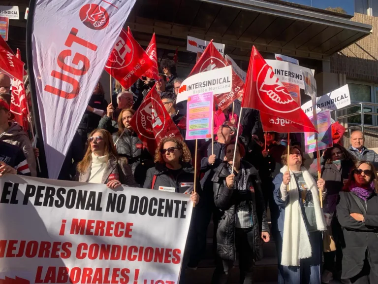 CCOO, Intersindical y UGT denuncian la precariedad del personal no docente y anuncian movilizaciones en Educación