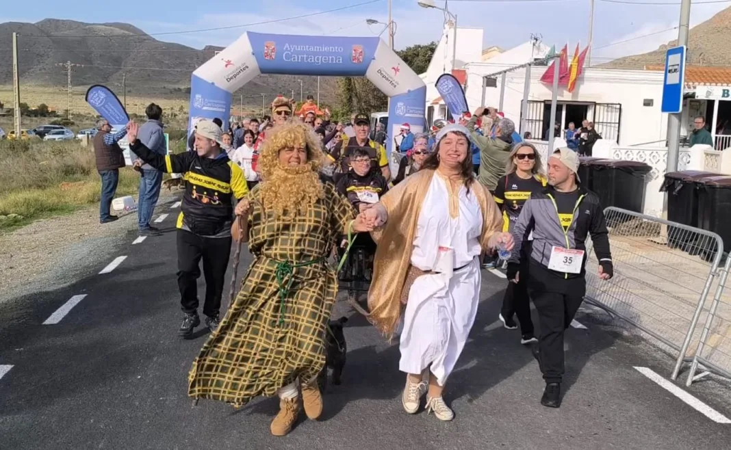 Más de doscientas personas 'corren la Navidad' en El Campillo de Adentro por una causa solidaria