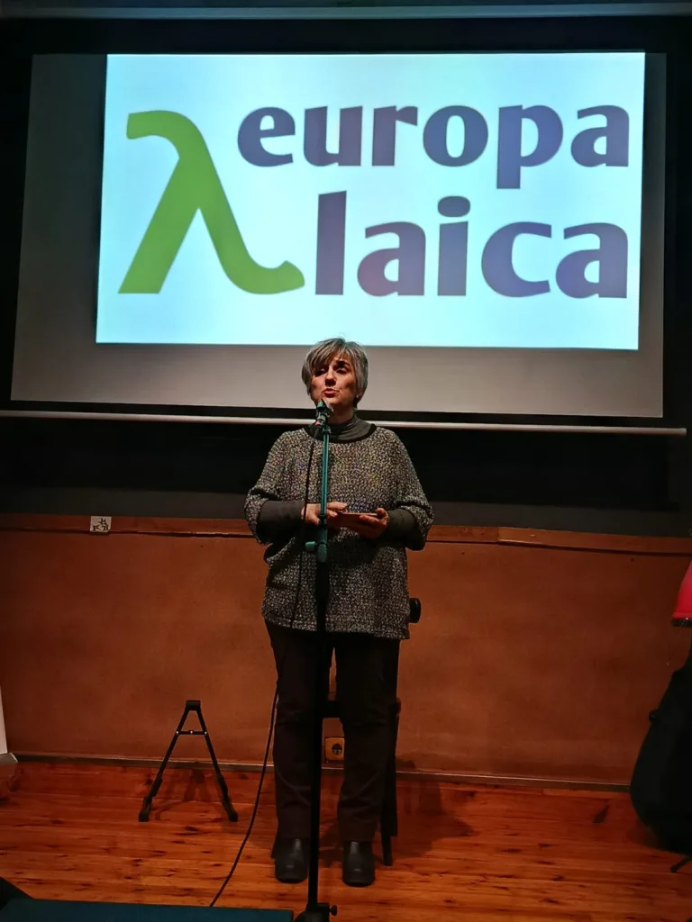 Decenas de personas llenan la sala Ítaca en Murcia para conmemorar el Día Internacional del Laicismo