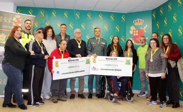 La Guardia Civil entrega más de 9.200 euros a Aspajunide y EMACC tras la II Bike Maratón Ruta 062 Murcia La Guardia Civil entrega más de 9.200 euros a Aspajunide y EMACC tras la II Bike Maratón Ruta 062 Murcia