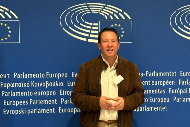 El alcalde de Mula reclama en Bruselas una moratoria para el cierre de pozos y pide apoyo europeo para vivienda joven y turismo rural