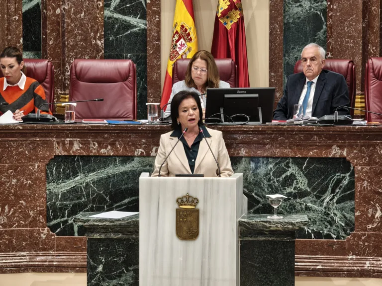 PP y Vox bloquean en la Asamblea Regional un acto para conmemorar los 50 años de libertad y democracia en España