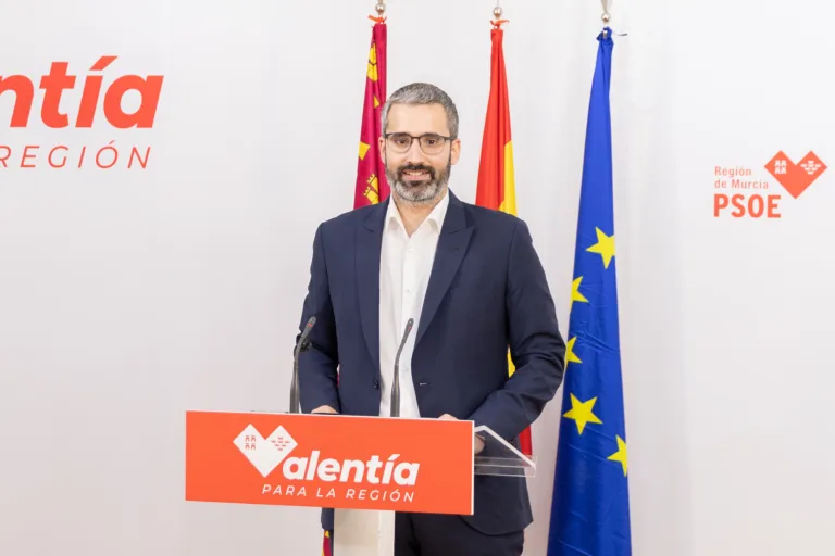 Lucas acusa al PP de prorrogar presupuestos para asumir el programa de la ultraderecha