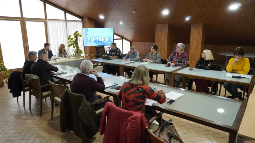 Unanimidad para reforzar la vigilancia y regular la navegación en el Mar Menor