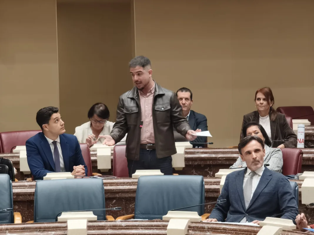 López Miras permite subidas de hasta 1.000 euros en el alquiler a 43.000 personas en la Región #### **El PSOE denuncia que la negativa del Gobierno regional a aplicar la Ley de Vivienda disparará el precio de casi 15.000 contratos** El diputado regional socialista Miguel Ortega ha advertido de que la falta de gestión del Gobierno de Fernando López Miras provocará que a unas 43.000 personas de la Región de Murcia les suba el alquiler hasta 1.000 euros el próximo año. Según ha denunciado, esta situación afectará a cerca de 15.000 contratos de arrendamiento y es consecuencia directa de la negativa del Ejecutivo autonómico a aplicar la Ley estatal de Vivienda, a diferencia de lo que ocurre en comunidades como Cataluña, País Vasco o Navarra. Ortega ha realizado estas declaraciones durante el pleno de control al Gobierno regional, en el que ha preguntado al consejero de Fomento qué medidas tiene previsto adoptar para evitar que miles de contratos de alquiler sufran incrementos superiores a los 1.000 euros anuales. A su juicio, la respuesta del Ejecutivo ha vuelto a evidenciar que “no hay ni una sola medida” para frenar la escalada de precios en la Región de Murcia . El diputado socialista ha calificado al Gobierno regional como “un desastre gestionando y una estafa para la ciudadanía” y ha insistido en que la inacción del PP está teniendo consecuencias directas y graves para miles de familias que viven de alquiler. #### **La Región, entre las comunidades donde más sube el alquiler** Durante su intervención, Ortega ha señalado que la evolución del mercado del alquiler en la Región de Murcia es especialmente preocupante. En la última década, entre 2015 y 2025, el precio del alquiler se ha duplicado, con una subida acumulada del 100 %. Según ha explicado, mientras en 2015 alquilar una vivienda de tres habitaciones en la ciudad de Murcia costaba entre 500 y 600 euros, en la actualidad el precio se sitúa entre 1.200 y 1.500 euros mensuales. Además, ha recordado que la Región es la tercera comunidad autónoma de todo el país donde más ha subido el precio del alquiler en el último año, según los datos de Idealista. Frente a esta situación, Ortega ha subrayado que en Cataluña, País Vasco y Navarra los precios se han estabilizado al aplicar la Ley de Vivienda estatal y establecer topes al alquiler, algo que el Gobierno de López Miras se niega a hacer. Para el PSOE, esta diferencia demuestra que existen herramientas legales para frenar las subidas, pero que el Ejecutivo regional ha optado por no utilizarlas, dejando el mercado del alquiler sin ningún tipo de control. #### **Fondos europeos sin reprogramar y falta de vivienda pública** Miguel Ortega también ha criticado la gestión de los fondos europeos destinados a vivienda. Ha recordado que recientemente instó al consejero de Fomento a reprogramar fondos FEDER para ampliar la construcción de vivienda pública en la Región. Según ha detallado, con una inversión de siete millones de euros solo se prevé la construcción de un máximo de 60 viviendas, una cifra que ha calificado de “insuficiente y ridícula”. El diputado socialista ha señalado que el Gobierno regional tenía hasta 344 millones de euros disponibles para reprogramar, lo que habría permitido impulsar la construcción de cerca de 9.000 viviendas públicas en la Región, con el consiguiente impacto sobre el mercado del alquiler. Sin embargo, según ha denunciado, el Ejecutivo ha preferido mantener una política de mínimos que no altera la situación actual. Ortega ha advertido además de que el plazo para reprogramar estos fondos finaliza el 31 de diciembre, por lo que el Gobierno regional aún estaría a tiempo de rectificar. No obstante, ha lamentado que la respuesta del consejero haya confirmado una vez más la “parálisis” del Ejecutivo en materia de vivienda. #### **Ayudas tardías y sin impacto real** El diputado socialista también ha puesto en duda la eficacia de las ayudas al alquiler anunciadas por el Gobierno regional. Según ha explicado, el Ejecutivo ha anunciado que este mes lanzará una ayuda al alquiler para jóvenes dotada con dos millones de euros, pero ha recordado que la Comunidad Autónoma ha tardado hasta tres años en resolver las ayudas del Bono al Alquiler Joven. A su juicio, al ritmo actual de gestión, las nuevas ayudas no se resolverán hasta 2029, cuando el problema de las subidas del alquiler ya se habrá agravado aún más. Ortega ha cuestionado así la utilidad real de estas medidas y ha señalado que, mientras tanto, las familias que no encajan en los programas para jóvenes tendrán que asumir incrementos de hasta 1.000 euros sin ningún apoyo institucional. “El Gobierno de López Miras se queda de brazos cruzados mientras miles de familias ven cómo se dispara el alquiler”, ha afirmado el diputado socialista, que ha reprochado al Ejecutivo una “falta total de empatía” con la ciudadanía. #### **Un cambio político como única salida** Para Miguel Ortega, la solución al problema del alquiler en la Región de Murcia pasa por un cambio de rumbo político. El diputado ha asegurado que la única forma de evitar que los precios sigan subiendo es que el Partido Popular salga del Gobierno regional y se aplique la Ley de Vivienda estatal. En este sentido, ha señalado que si la ciudadanía quiere que el alquiler no suba, “podrá votar al PSRM y a Francisco Lucas en 2027”, siguiendo el ejemplo de comunidades que ya están aplicando medidas de control de precios. Para el PSOE, la política de vivienda del Gobierno regional no solo es ineficaz, sino que está agravando una de las principales preocupaciones sociales en la Región de Murcia. López Miras permite subidas de hasta 1.000 euros en el alquiler a 43.000 personas en la Región #### **El PSOE denuncia que la negativa del Gobierno regional a aplicar la Ley de Vivienda disparará el precio de casi 15.000 contratos** El diputado regional socialista Miguel Ortega ha advertido de que la falta de gestión del Gobierno de Fernando López Miras provocará que a unas 43.000 personas de la Región de Murcia les suba el alquiler hasta 1.000 euros el próximo año. Según ha denunciado, esta situación afectará a cerca de 15.000 contratos de arrendamiento y es consecuencia directa de la negativa del Ejecutivo autonómico a aplicar la Ley estatal de Vivienda, a diferencia de lo que ocurre en comunidades como Cataluña, País Vasco o Navarra. Ortega ha realizado estas declaraciones durante el pleno de control al Gobierno regional, en el que ha preguntado al consejero de Fomento qué medidas tiene previsto adoptar para evitar que miles de contratos de alquiler sufran incrementos superiores a los 1.000 euros anuales. A su juicio, la respuesta del Ejecutivo ha vuelto a evidenciar que “no hay ni una sola medida” para frenar la escalada de precios en la Región de Murcia . El diputado socialista ha calificado al Gobierno regional como “un desastre gestionando y una estafa para la ciudadanía” y ha insistido en que la inacción del PP está teniendo consecuencias directas y graves para miles de familias que viven de alquiler. #### **La Región, entre las comunidades donde más sube el alquiler** Durante su intervención, Ortega ha señalado que la evolución del mercado del alquiler en la Región de Murcia es especialmente preocupante. En la última década, entre 2015 y 2025, el precio del alquiler se ha duplicado, con una subida acumulada del 100 %. Según ha explicado, mientras en 2015 alquilar una vivienda de tres habitaciones en la ciudad de Murcia costaba entre 500 y 600 euros, en la actualidad el precio se sitúa entre 1.200 y 1.500 euros mensuales. Además, ha recordado que la Región es la tercera comunidad autónoma de todo el país donde más ha subido el precio del alquiler en el último año, según los datos de Idealista. Frente a esta situación, Ortega ha subrayado que en Cataluña, País Vasco y Navarra los precios se han estabilizado al aplicar la Ley de Vivienda estatal y establecer topes al alquiler, algo que el Gobierno de López Miras se niega a hacer. Para el PSOE, esta diferencia demuestra que existen herramientas legales para frenar las subidas, pero que el Ejecutivo regional ha optado por no utilizarlas, dejando el mercado del alquiler sin ningún tipo de control. #### **Fondos europeos sin reprogramar y falta de vivienda pública** Miguel Ortega también ha criticado la gestión de los fondos europeos destinados a vivienda. Ha recordado que recientemente instó al consejero de Fomento a reprogramar fondos FEDER para ampliar la construcción de vivienda pública en la Región. Según ha detallado, con una inversión de siete millones de euros solo se prevé la construcción de un máximo de 60 viviendas, una cifra que ha calificado de “insuficiente y ridícula”. El diputado socialista ha señalado que el Gobierno regional tenía hasta 344 millones de euros disponibles para reprogramar, lo que habría permitido impulsar la construcción de cerca de 9.000 viviendas públicas en la Región, con el consiguiente impacto sobre el mercado del alquiler. Sin embargo, según ha denunciado, el Ejecutivo ha preferido mantener una política de mínimos que no altera la situación actual. Ortega ha advertido además de que el plazo para reprogramar estos fondos finaliza el 31 de diciembre, por lo que el Gobierno regional aún estaría a tiempo de rectificar. No obstante, ha lamentado que la respuesta del consejero haya confirmado una vez más la “parálisis” del Ejecutivo en materia de vivienda. #### **Ayudas tardías y sin impacto real** El diputado socialista también ha puesto en duda la eficacia de las ayudas al alquiler anunciadas por el Gobierno regional. Según ha explicado, el Ejecutivo ha anunciado que este mes lanzará una ayuda al alquiler para jóvenes dotada con dos millones de euros, pero ha recordado que la Comunidad Autónoma ha tardado hasta tres años en resolver las ayudas del Bono al Alquiler Joven. A su juicio, al ritmo actual de gestión, las nuevas ayudas no se resolverán hasta 2029, cuando el problema de las subidas del alquiler ya se habrá agravado aún más. Ortega ha cuestionado así la utilidad real de estas medidas y ha señalado que, mientras tanto, las familias que no encajan en los programas para jóvenes tendrán que asumir incrementos de hasta 1.000 euros sin ningún apoyo institucional. “El Gobierno de López Miras se queda de brazos cruzados mientras miles de familias ven cómo se dispara el alquiler”, ha afirmado el diputado socialista, que ha reprochado al Ejecutivo una “falta total de empatía” con la ciudadanía. #### **Un cambio político como única salida** Para Miguel Ortega, la solución al problema del alquiler en la Región de Murcia pasa por un cambio de rumbo político. El diputado ha asegurado que la única forma de evitar que los precios sigan subiendo es que el Partido Popular salga del Gobierno regional y se aplique la Ley de Vivienda estatal. En este sentido, ha señalado que si la ciudadanía quiere que el alquiler no suba, “podrá votar al PSRM y a Francisco Lucas en 2027”, siguiendo el ejemplo de comunidades que ya están aplicando medidas de control de precios. Para el PSOE, la política de vivienda del Gobierno regional no solo es ineficaz, sino que está agravando una de las principales preocupaciones sociales en la Región de Murcia.