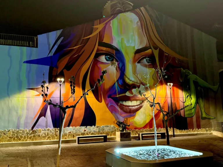 Ceutí estrena la nueva Plaza del Sauce con un mural de Goyo203 y una renovación integral que apuesta por el arte urbano