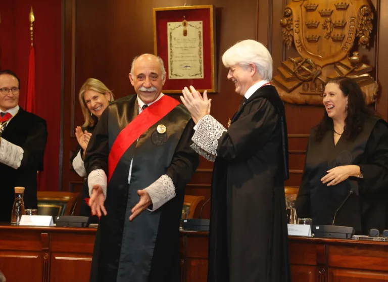 Francisco Martínez-Escribano recibe la Gran Cruz al Mérito de la Abogacía por sus 45 años de servicio y liderazgo profesional