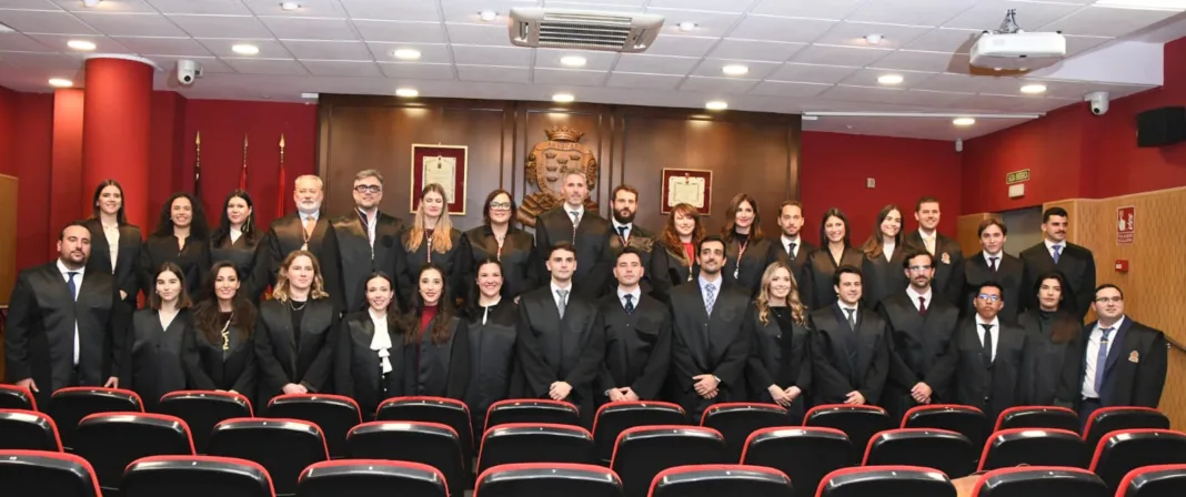 El ICAMUR da la bienvenida a nuevos abogados tras la jura o promesa colegial