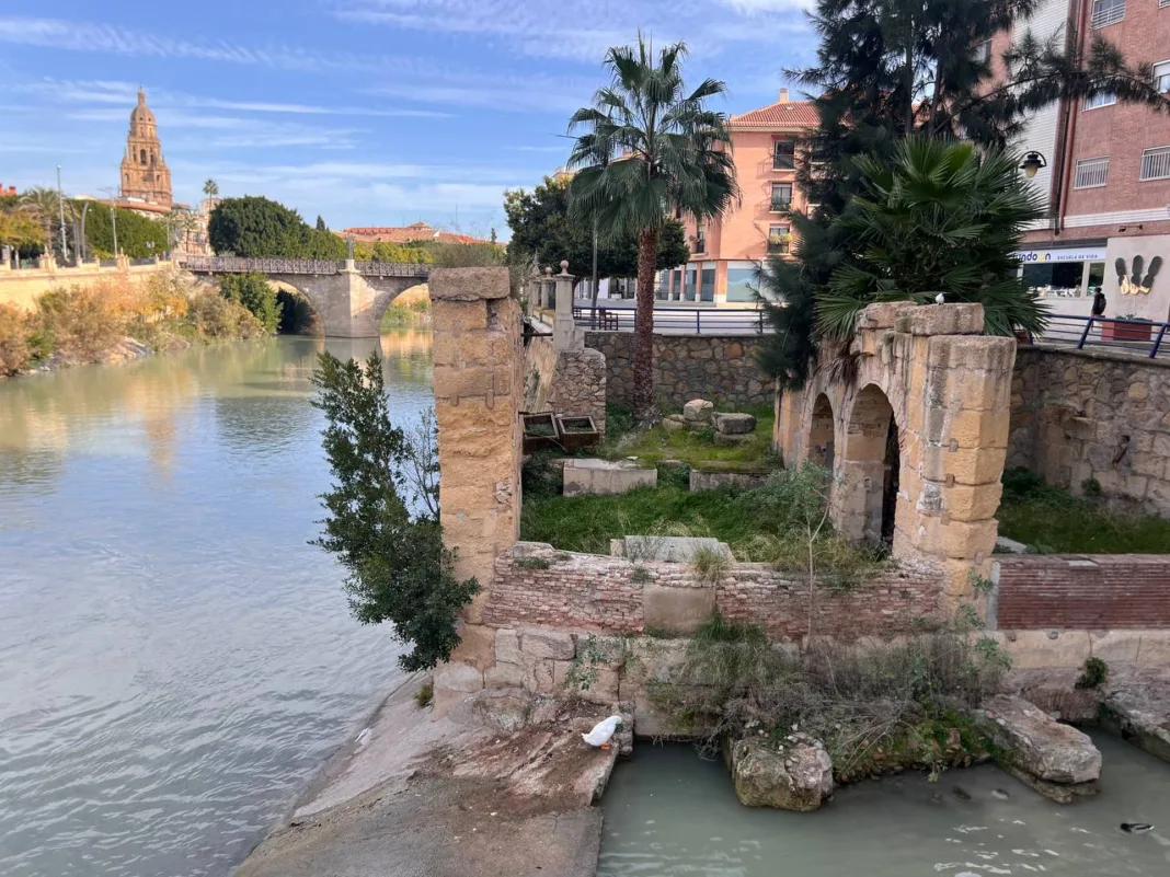 Vista mal estado Molino de los Álamos en Murcia - Huermur 2 Huermur denuncia el abandono de molinos del siglo XVIII en pleno cauce urbano del Segura