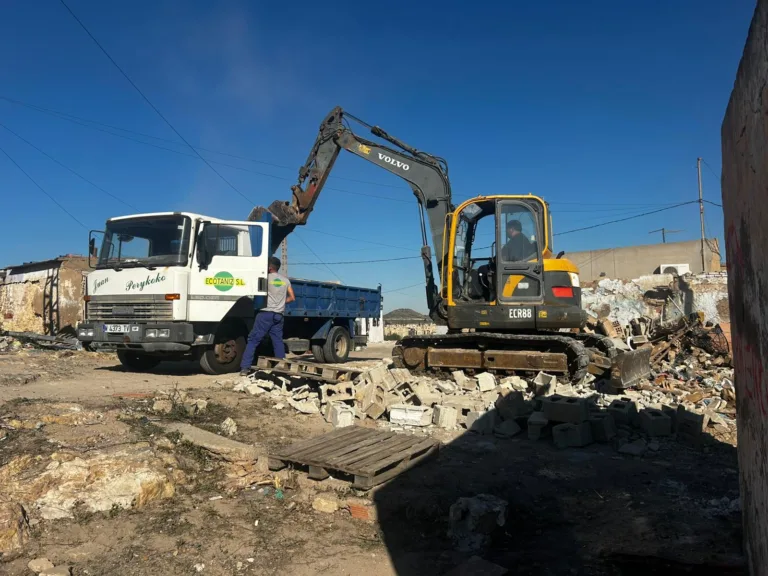 El PSOE acusa a Noelia Arroyo de derribar viviendas habitadas en Los Mateos “de espaldas al barrio” y perder 1,6 millones en ayudas de vivienda social
